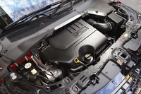 クラムシェル型ボンネットの下に横置きされる2リッターターボエンジン。写真右奥に見える上を向いたパイプが吸気口。