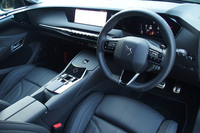 「DS 4」のインストゥルメントパネル。継ぎ目のないシームレスな造形のダッシュボードや、エアコンの吹き出し口を廃した「DSエア」と呼ばれる空調システムが採用されている。