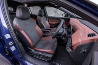 「ID.4プロ」ではフロントに前後／高さ／角度／リクライニングの調整が可能で、メモリーとリラクセーション機能を備えたヒーター内蔵のパワーシートが標準で装備される。