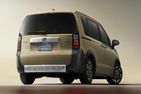 横基調だった従来型のリアコンビランプデザインに対して、新型では四角形のLEDランプを縦方向に並べたものに変更された。