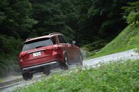 ロングツーリングを苦と感じさせない快適性の高さこそ「GLE」の魅力。上屋の動きを上手に抑えるメルセデス・ベンツならではのライドフィールは、コイルサスの「300d」でも十分に味わえた。