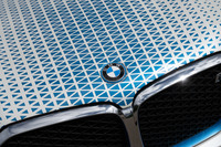 フロントまわりを中心にちりばめられたブルーの三角形は、カッティングシートではなくきちんと塗装されている。