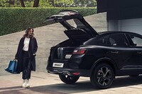 リアのバックドアを開いた様子。ラゲッジスペースのフロアは上下2段式となっている。