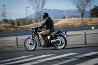 「オートバイの持つ根源的な悦（よろこ）びをダイレクトに伝える」という「SR400」。クロームメッキを施したスチールやバフ仕上げのアルミパーツがクラシックなムードを醸し出す。