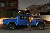 「グラディエーター」のサイズを考慮し、いつもと同じ自宅前に来てもらうのではなく、手前の広いところで待ち合わせすることに。そこでは巨大な青いマシンとともに、webCG編集部のほった君が笑顔で出迎えてくれた。ほった君は数年前に私の主催イベントで行った「モテないカーマニア選手権」のチャンピオンである。