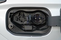 プラグインハイブリッド車でありながら急速充電にも対応しているのが「アウトランダー」の特徴。