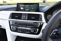 ダッシュボードの中央には、タブレット型の横長ディスプレイが備わる。カーナビのマップのほか、インフォテインメントシステムの情報も表示される。