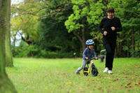 公園に着いて、まずチョイスしたのは、足けり式の自転車であるストライダー。ペダルをこいで走らせる自転車よりも小さな、キッズ用の二輪車だ。