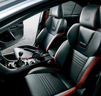 運転席＆助手席8ウェイパワーシート付きの、レカロ製フロントシート。