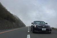 大きなエアインテークと広げられたフェンダーが迫力を醸し出す。カーボンファイバー製のエンジンフードには、ラジエーターからの熱気を上方に逃がすエアベントが設けられている。