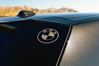 リアウィンドウの上部に貼られた、左右一対のBMWマーク。これはMブランド初の市販モデル「M1」をモチーフにしたもので、Ｍ1ではリアの左右端に、同じく一対のBMWエンブレムが貼られていた。