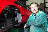 コーナーストーンズの整備工場で日々フェラーリと向き合う、尾上サービスの尾上メカ。