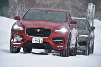 試乗したのは3リッターV6スーパーチャージドエンジン（340ps）を搭載する「Fペース35t Rスポーツ」（赤い車両）。