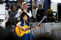 すてきなボサノヴァを聴かせてくれた小野リサ。プレシャスライブはけっしてカラオケなど使わず、すべて生演奏である。（写真：荒川正幸）