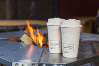 イベントの参加者には「ディフェンダー」をモチーフとしたイラスト入りのリサイクルプラスチック製タンブラーと、オリジナルステッカーがプレゼントされる。