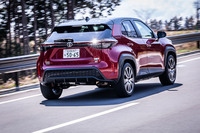 今回の試乗車両の外板色は、7万7000円の有償オプションとなる「ブラックマイカ×センシュアルレッドマイカ」。「ヤリス クロスGRスポーツ」の外装色には同配色を含む2種類のツートンカラーと、5色のシングルカラーが用意される。