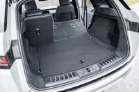 新型の荷室の容量は591～1383リッター。先代モデル（5ドア）は575～1445リッターだったので、最小値が増した一方で最大値は減少したことになる。