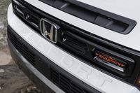 「パスポート トレイルスポーツ エリート」のフロントまわり。バンパー上部に「PASSPORT」の車名ロゴが入り、フロントグリルに「TRAILSPORT」のエンブレムが備わる。写真は北米仕様。