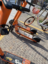 隣には、他の企業が展開するシェア用の電動キックスクーターも。一時のようなブームは落ち着いたものの、イタリアでは市場のレッドオーシャン状態が続いている。