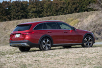 「Cクラス ステーションワゴン」をベースに高い悪路走破性を付与した「Cクラス オールテレイン」。Cクラスにこうしたキャラクターのモデルが設定されるのは、これが初だ。