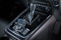 トランスミッションは6段AT。テスト車に限らず、シフトレバー（写真上）は全車本革巻きとなる。
