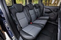 後席は、従来型と同じく3座が等サイズのベンチ式。ピクニックテーブルやエアコン吹き出し口、USBポート（2口）、12V電源ソケットなどが用意される。（写真：花村英典）