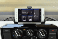 Bluetoothでスマートフォンとペアリングすれば、カーナビやオーディオが使えるようになるほか、車両情報の確認も可能になる。スマートフォンのホルダーは標準装備。