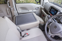 助手席の背もたれを前方に倒し、テーブルとして使用することができる。長さのあるものを積み込む際も便利で、2600mm（実測値）程度の長尺物を収容可能だ。