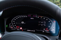 メーターパネルは、最新のBMW車のご多分に漏れずフル液晶。車速や走行距離、燃費などはもちろん、パワーフローや前後左右のG（加速度）なども表示される。
