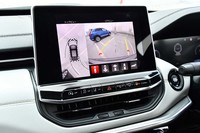 車両を俯瞰（ふかん）したイメージで周辺の状況が認識できる「サラウンドビューカメラ」も、マイナーチェンジを機に搭載された。