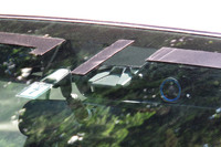 フロントウィンドウ付近に搭載された、車両の前方を監視するカメラ。ここから得られた情報を、「ディープラーニング」などの技術を用いて解析することにより、システムが適切な進路を選択するという仕組みだ。