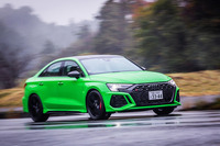 「RS 3」の4WDシステム「クワトロ」は、同モデル専用の特別仕立て。リアアクスルに組み込まれた2組の電子制御湿式多板クラッチによって、リア左右のトルクをコントロールする「RSトルクスプリッター」を標準で搭載している。