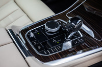 センターコンソールパネルには、「iDriveコントローラー」やエンジンのスタート／ストップスイッチが整然と並ぶ。48Vマイルドハイブリッドシステムを採用するが、トランスミッションは従来と同じ8段ATが搭載されている。