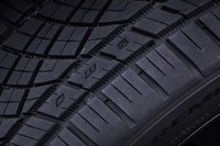 トレッドに刻まれた「D」「W」「S」からなる「パフォーマンス・インジケーター」。例えばSが消えていればスノーの走行ができない摩耗状態であることがひと目でわかる。