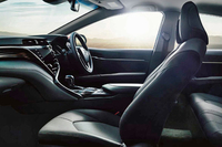 前席のヒップポイントは、先代モデルより20mmダウン。良好な居住性を確保しつつ、低重心化が図られている。
	（Photo：G“レザーパッケージ”。内装色はブラック。オプション装着車。）