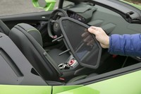 走行時、キャビン内への風の巻き込みを防ぐウインドディフレクター。ヘッドレスト後方のフェアリング部に取り付けて使う。