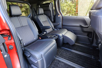 「S-Z」と「Z」の2列目シートは左右独立式のみの設定で、ベンチ式は選択不可。オプションでシートヒーターやオットマンなどを装備できる。