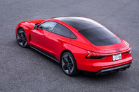 「RS e-tron GT」のボディーサイズは全長×全幅×全高＝4990×1965×1395mm、ホイールベースは2900mm。エントリーモデルという位置づけの「e-tron GTクワトロ」よりも、全高が20mm低い設定になっている。