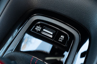 センターコンソールの前端に位置するドライブモードの切り替えスイッチ。モードは「CUSTOM」「SPORT」「NORMAL」「ECO」の4種類が基本で、CUSTOM／SPORT選択時にVSCをオフにすると、各種制御の介入を抑えてドライバーの操作を最大限容認する、「EXPERT」モードに入る。