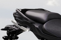 サイドケース用のステーはダンパー内蔵。ヤマハ独自の制振技術でサイドケースの振動を減衰する。