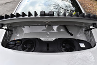 3リッター水平対向6気筒ツインターボエンジンをリアに搭載。最高出力480PS/6500rpm、最大トルク570N・m/2300-5000rpmを発生する。標準モデルと位置づけられる「911カレラ」よりも出力が95PS、トルクが120N・mアップしている。