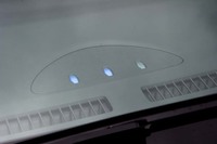 従来型と同様、ダッシュボードの上には充電の途中経過を示すランプが設置される。左からバッテリー残量33％、66％、100％を示している。