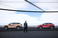 複数のデジタルモデルを実物大で24K LEDスクリーン上に並べ、デザインやカラーの微妙な違いを高精度で再現し比較・検討できる。