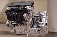 こちらは、新開発の「Dynamic Force Engine」にハイブリッドシステムを組み合わせた、2.5リッターエンジンベースの新型「THSII」。