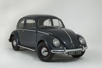 1938年にドイツの国民車「KdF」としてデビューした「フォルクスワーゲン・タイプ1」。第2次大戦後にも生産が継続され、全世界で大ヒットを収めた。英語圏では「ビートル」、日本では「カブトムシ」、イタリアでは「マッジョリーノ」、フランスでは「コクシネル」などと呼ばれ親しまれた。