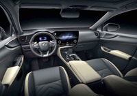 「イノベーティブな機能や技術をシンプルな意匠でデザインした」とアピールされる新型「NX」のインテリア。