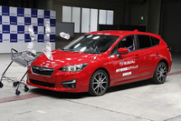 ボディーにえぐれたような傷がつくほどのスピードでショッピングカートと衝突しても、歩行者エアバッグは作動しなかった。