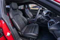 今回の試乗車には、オプションの「RSレッドデザインパッケージ」に含まれる電動調整機能付きの「スポーツシートプロ」が装備されていた。