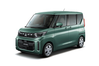 新デザインのグリルや縦型スリットのバンパーなどが目を引く「eKスペース」の一部改良モデル。