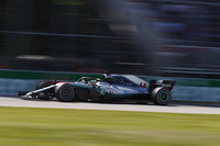 カナダで過去6勝と、ミハエル・シューマッハーの持つ記録にあとひとつに迫っていたメルセデスのハミルトン（写真）は、予選でチームメイトのバルテリ・ボッタスにも先を越され4位と振るわず。レースでは、7戦目のパワーユニットにパワーダウンが発生し思うようなレースができなかった。終盤リカルドを1秒以下に追い詰めるも抜けず5位。チャンピオンシップでもベッテルに1点先行を許したが、「もっとポイントを失っていたかもしれないんだから、完走できただけとてもうれしい」とポジティブにレースを振り返っていた。（Photo=Mercedes）